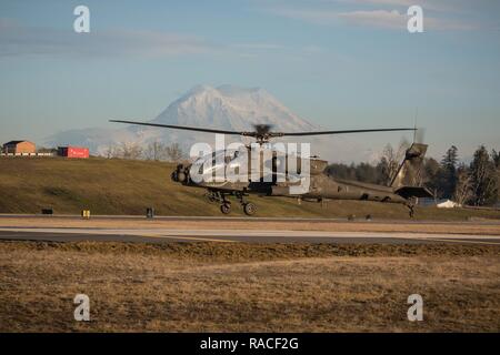 Us-Armee E AH-64 Apache Helikopter Piloten zugeordnet 16 Combat Aviation Brigade eine Ausbildung Flug bei Joint Base Lewis-McChord, Washington, 23.01.2017, durchzuführen. Flieger ihre Fähigkeiten während der vielen Stunden im Simulator und auf Flügen nach Bereitschaft aufzubauen und zu pflegen. Stockfoto