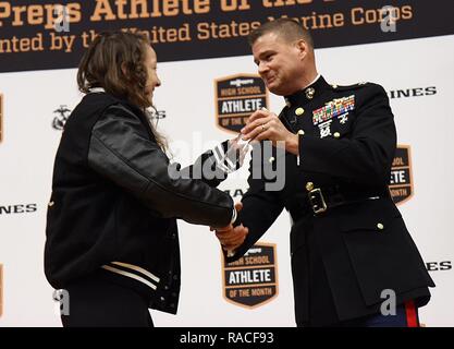 Oberst Terry M. Johnson, kommandierender Offizier des 12 Marine Corps Bezirk, erkennt Emma Bruntil, ein Jüngeres und competetive Wrestler am Mt. Baker an der High School, als MaxPreps High School Athlet des Monats während einer Zeremonie am Mt. Baker High School, 31.01.23. Bruntil wurde auch für die Semper Fidelis - Amerikaner Programm nominiert und gewählt, verdient eine Chance, die Schlachten gewonnen Academy in Washington, D.C. zu besuchen Stockfoto