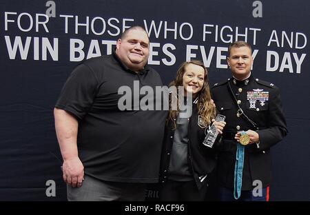 Emma Bruntil steht mit amerikanischen Olympiasieger Rulon Gardner und Oberst Terry M. Johnson nach als MaxPreps High School Athlet des Monats, Januar 23 erkannt wird. Gardner ist ein olympisches Gold und Bronze Medaillenträger im griechisch-römischen Ringkampf und Johnson ist der kommandierende Offizier des 12 Marine Corps. Stockfoto