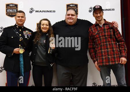 Emma Bruntil steht mit Oberst Terry M. Johnson, US-amerikanischer Olympiasieger Rulon Gardner, und ihr Vater Craig Bruntil, nach als MaxPreps High School Athlet des Monats, Januar 23 erkannt wird. Gardner ist ein olympisches Gold und Bronze Medaillenträger im griechisch-römischen Ringkampf und Johnson ist der kommandierende Offizier des 12 Marine Corps. Stockfoto