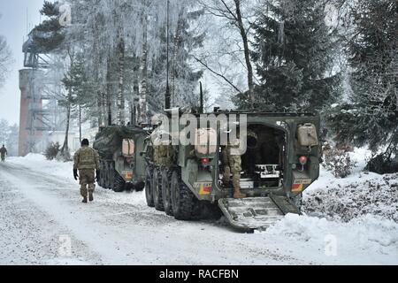 Us-Soldaten, an die Hauptniederlassung und Sitz Truppe, 1.Staffel, 2d-Cavalry Regiment zugeordnet, für ein Mörtel live fire Übung an der 7th Army Training Befehl Grafenwöhr Training Area, Deutschland, Jan. 24, 2017 vorbereiten. Das geschwader Züge und bereitet die Atlantischen lösen, später in diesem Jahr unterstützen. Atlantic beheben, verbessert die Interoperabilität, stärkt die Beziehungen und das Vertrauen unter den alliierten Armeen, trägt dazu bei, die regionale Stabilität, und zeigt das Engagement der USA in der NATO. Stockfoto