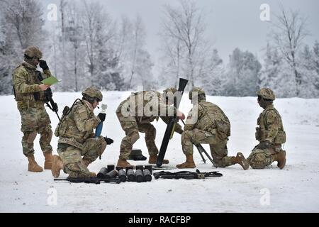 Us-Soldaten, an die Hauptniederlassung und Sitz Truppe, 1.Staffel, 2d-Cavalry Regiment zugeordnet sind, führen Sie einen Mörtel live fire Übung an der 7th Army Training Befehl Grafenwöhr Training Area, Deutschland, Jan. 24, 2017. Die Staffel Züge und bereitet die Atlantischen lösen, später in diesem Jahr unterstützen. Atlantic beheben, verbessert die Interoperabilität, stärkt die Beziehungen und das Vertrauen unter den alliierten Armeen, trägt dazu bei, die regionale Stabilität, und zeigt das Engagement der USA in der NATO. Stockfoto