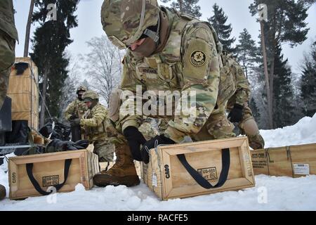 Us-Soldaten, an die Hauptniederlassung und Sitz Truppe, 1.Staffel, 2d-Cavalry Regiment, 120 mm Mörser runden packen Sie an der 7th Army Training Befehl Grafenwöhr Training Area, Deutschland, Jan. 24, 2017 zugeordnet. Das geschwader Züge und bereitet die Atlantischen lösen, später in diesem Jahr unterstützen. Atlantic beheben, verbessert die Interoperabilität, stärkt die Beziehungen und das Vertrauen unter den alliierten Armeen, trägt dazu bei, die regionale Stabilität, und zeigt das Engagement der USA in der NATO. Stockfoto