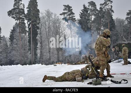 Us-Soldaten, an die Hauptniederlassung und Sitz Truppe, 1.Staffel, 2d-Cavalry Regiment zugeordnet sind, führen Sie einen Mörtel live fire Übung an der 7th Army Training Befehl Grafenwöhr Training Area, Deutschland, Jan. 24, 2017. Das geschwader Züge und bereitet die Atlantischen lösen, später in diesem Jahr unterstützen. Atlantic beheben, verbessert die Interoperabilität, stärkt die Beziehungen und das Vertrauen unter den alliierten Armeen, trägt dazu bei, die regionale Stabilität, und zeigt das Engagement der USA in der NATO. Stockfoto