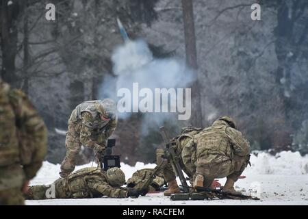 Us-Soldaten, an die Hauptniederlassung und Sitz Truppe, 1.Staffel, 2d-Cavalry Regiment zugeordnet sind, führen Sie einen Mörtel live fire Übung an der 7th Army Training Befehl Grafenwöhr Training Area, Deutschland, Jan. 24, 2017. Das geschwader Züge und bereitet die Atlantischen lösen, später in diesem Jahr unterstützen. Atlantic beheben, verbessert die Interoperabilität, stärkt die Beziehungen und das Vertrauen unter den alliierten Armeen, trägt dazu bei, die regionale Stabilität, und zeigt das Engagement der USA in der NATO. Stockfoto