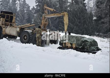 Us-Soldaten, an die Hauptniederlassung und Sitz Truppe, 1.Staffel, 2d-Cavalry Regiment zugeordnet, für ein Mörtel live fire Übung an der 7th Army Training Befehl Grafenwöhr Training Area, Deutschland, Jan. 24, 2017 vorbereiten. Das geschwader Züge und bereitet die Atlantischen lösen, später in diesem Jahr unterstützen. Atlantic beheben, verbessert die Interoperabilität, stärkt die Beziehungen und das Vertrauen unter den alliierten Armeen, trägt dazu bei, die regionale Stabilität, und zeigt das Engagement der USA in der NATO. Stockfoto