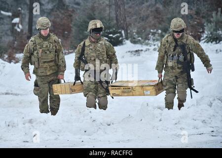 Us-Soldaten, an die Hauptniederlassung und Sitz Truppe, 1.Staffel, 2d-Cavalry Regiment zugeordnet, für ein Mörtel live fire Übung an der 7th Army Training Befehl Grafenwöhr Training Area, Deutschland, Jan. 24, 2017 vorbereiten. Das geschwader Züge und bereitet die Atlantischen lösen, später in diesem Jahr unterstützen. Atlantic beheben, verbessert die Interoperabilität, stärkt die Beziehungen und das Vertrauen unter den alliierten Armeen, trägt dazu bei, die regionale Stabilität, und zeigt das Engagement der USA in der NATO. Stockfoto