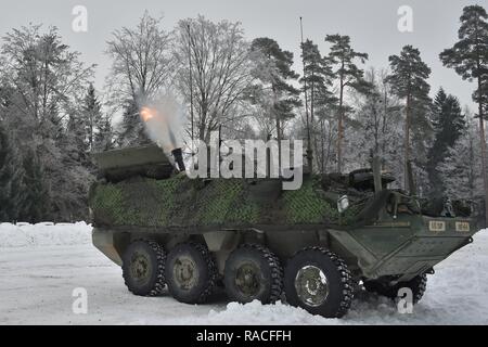 Us-Soldaten, an die Hauptniederlassung und Sitz Truppe, 1.Staffel, 2d-Cavalry Regiment zugeordnet sind, führen Sie einen Mörtel live fire Übung an der 7th Army Training Befehl Grafenwöhr Training Area, Deutschland, Jan. 24, 2017. Das geschwader Züge und bereitet die Atlantischen lösen, später in diesem Jahr unterstützen. Atlantic beheben, verbessert die Interoperabilität, stärkt die Beziehungen und das Vertrauen unter den alliierten Armeen, trägt dazu bei, die regionale Stabilität, und zeigt das Engagement der USA in der NATO. Stockfoto