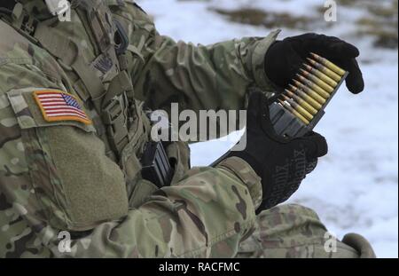 RUKLA, Litauen - SPC. Kraig Karnes, Fallschirmjäger, der Lage Unternehmen, 2.BATAILLON, 503Rd Infanterie Regiment, 173Rd Airborne Brigade, lädt einen Magazin in der Nähe Viertel Treffsicherheit Ausbildung in Rukla, Litauen, Jan. 24, 2017. Die litauischen Soldaten an die eisernen Wolf mechanisierte Infanteriebrigade zugeordnet joined US-Fallschirmjäger für eine zweiwöchige Treffsicherheit kurs konzentrierte sich auf Flexibilität und Waffe. Die 'Sky Soldaten des 2 Mrd., 503Rd Inf. Regt. sind auf einem Training Rotation zur Unterstützung der Atlantischen lösen, einem US-amerikanischen LED-aufwand in Osteuropa, die das US-Engagement für die kollektive sec zeigt Stockfoto