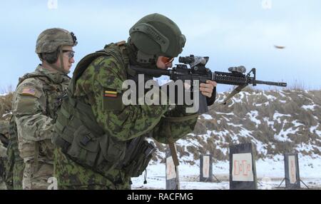 RUKLA, Litauen - ein litauischer Soldat an der Eisernen Wolf mechanisierte Infanteriebrigade zugeordnet, Brände eine M4 Carbine während Schließen Quartal Treffsicherheit Training mit Fallschirmjägern zu können Unternehmen, 2.BATAILLON, 503Rd Infanterie Regiment, 173Rd Airborne Brigade, in Rukla, Litauen, Jan. 24, 2017 zugeordnet. Das Training war Teil einer zweiwöchigen Treffsicherheit Kurs auf Flexibilität und Waffe Kontrolle konzentriert. Die 'Sky Soldaten des 2 Mrd., 503Rd Inf. Regt. sind auf einem Training Rotation zur Unterstützung der Atlantischen lösen, einem US-amerikanischen LED-aufwand in Osteuropa, die zeigt US-Engagement für die kollektive Secu Stockfoto