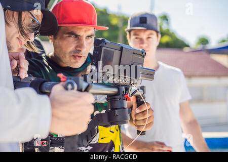 Steadicam operator und sein Assistent Vorbereiten der Kamera und 3-Achs Stabilisator - Gimbal für eine kommerzielle Schießen Stockfoto