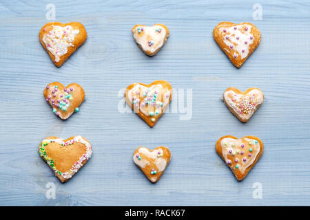 Gingerbread Cookies auf Blau Holz- Hintergrund Stockfoto