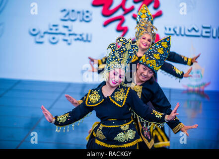 Tänzerinnen aus Anak Seni asia Dance Groupe aus Malaysia treten auf dem Maskdance Festival in Andong Südkorea auf Stockfoto