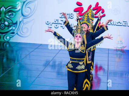 Tänzerinnen aus Anak Seni asia Dance Groupe aus Malaysia treten auf dem Maskdance Festival in Andong Südkorea auf Stockfoto