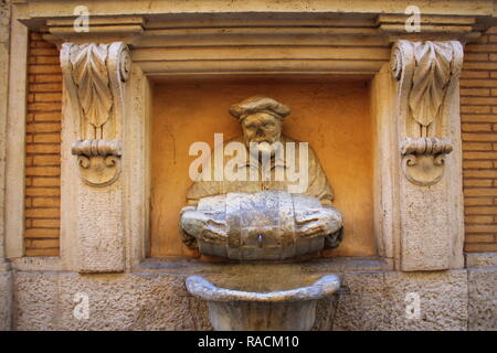 Rom, Italien, 28. Dezember 2018: Statue eines alten Mannes gießt Wasser aus einem Fass verwendet als Brunnen den Spitznamen "The Porter". Es war im Jahre 1580 gemacht und u Stockfoto