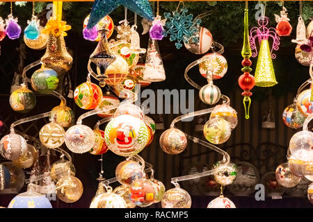 Schöne bunte Weihnachtsdekorationen und Bälle in Wien Rathaus Markt, Österreich Stockfoto
