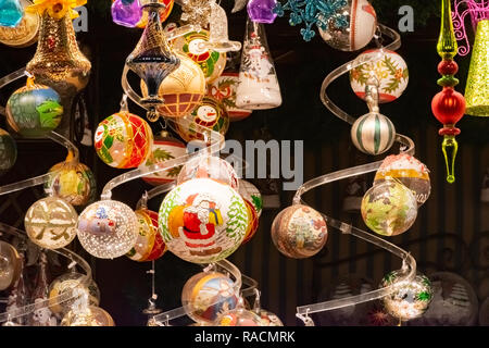 Schöne bunte Weihnachtsdekorationen und Bälle in Wien Rathaus Markt, Österreich Stockfoto