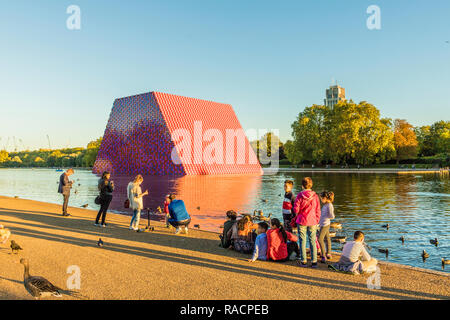 Die Londoner Mastaba Skulptur, von Christo, auf dem Serpentine Lake, Hyde Park, London, England, Vereinigtes Königreich, Europa Stockfoto