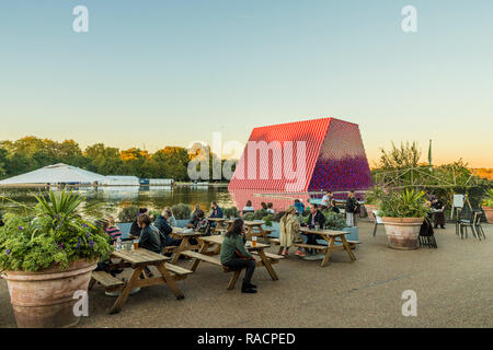 Personen Relaxen im Hyde Park mit dem Londoner Mastaba Skulptur im Hintergrund, London, England, Vereinigtes Königreich, Europa Stockfoto