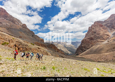 Trekker auf einem Berg Trail, Fan Gebirge, Tadschikistan, Zentralasien, Asien Stockfoto