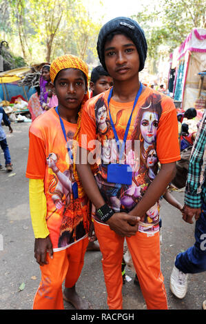 Zwei junge Pilger, im orangefarbenen T-Shirts mit Bildern von Lord Shiva, Gupteswar Höhle Shiva Schrein, Jeypore, Odisha, Indien, Asien Stockfoto