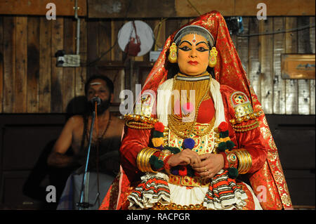 Moderne Performerin in einer Kathakali Tanz, folk Mythologien von der hinduistischen Epen, Nilambur, Kerala, Indien, Asien Stockfoto