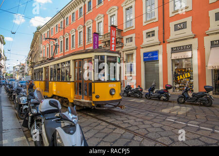 Straßenbahn vorbei Museum Poldi Pezzoli auf die Via Alessandro Manzoni, Mailand, Lombardei, Italien, Europa Stockfoto