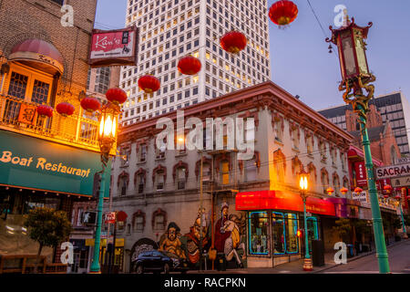 Ansicht der Laternen auf der Straße in Chinatown, San Francisco, Kalifornien, Vereinigte Staaten von Amerika, Nordamerika Stockfoto