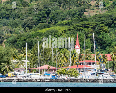 Der Hafen in der Stadt Uturoa auf der Insel Raiatea, Gesellschaft Islands, Französisch-Polynesien, Südpazifik, Pazifik Stockfoto