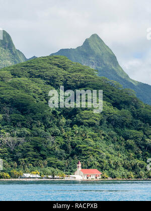 Die evangelische Kirche in der Nähe von Den Marae Taputapuatea, Raiatea, Gesellschaft Islands, Französisch-Polynesien, Südpazifik, Pazifik Stockfoto