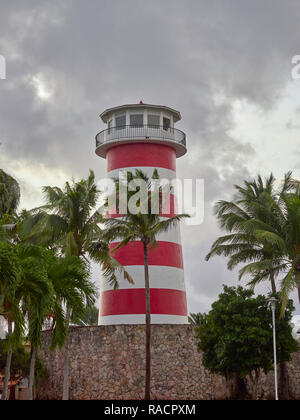 Die rot-weissen Leuchtturm Port Lucaya auf Grand Bahama Island in der Karibik auf einer Dezember Morgen. Stockfoto