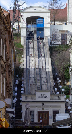 Das zet Uspinjaca - Zagreb elektrische Straßenbahn Seilbahn in Kroatien ist einer der kürzesten und steilsten der Welt, er fährt zwischen dem oberen und unteren Abschleppen Stockfoto