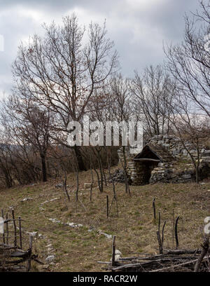 Traditionelle u-weinberg Aufbewahrung der Ausrüstung in den Plattensee Weinbaugebiet Ungarns verwendet Stockfoto