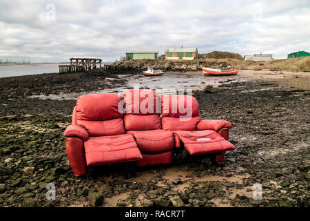 Ein rotes Sofa Fliegen in einem Hafen, South Gare, Redcar, Teesside, England, UK gespitzt Stockfoto