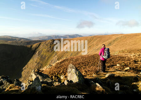 Walker in Richtung Twopenny Crag und die Straße von Riggindale auf der nördlichen Ansatz für die Hohe Straße von Kidsty Hecht, Lake District, Cumbria suchen, Stockfoto