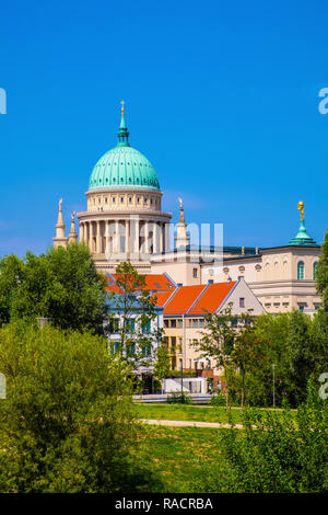 Potsdam, Brandenburg/Deutschland - 2018/07/29: Panoramablick auf das historische Viertel von Potsdam Stadt mit St. Nikolai Kirche am Alten Markt Stockfoto