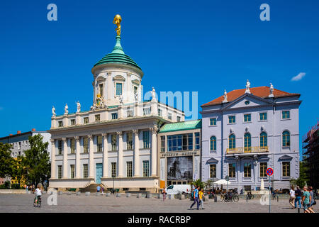 Potsdam, Brandenburg/Deutschland - 2018/07/29: Fassade des Potsdam Museums Gebäude am Alten Markt in der historischen Altstadt von Potsdam. Stockfoto