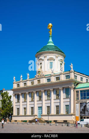 Potsdam, Brandenburg/Deutschland - 2018/07/29: Fassade des Potsdam Museums Gebäude am Alten Markt in der historischen Altstadt von Potsdam. Stockfoto