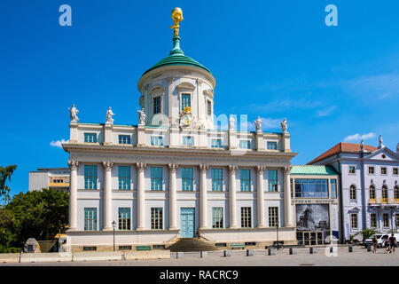 Potsdam, Brandenburg/Deutschland - 2018/07/29: Fassade des Potsdam Museums Gebäude am Alten Markt in der historischen Altstadt von Potsdam. Stockfoto