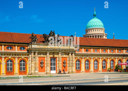 Potsdam, Brandenburg/Deutschland - 2018/07/29: Fassade des Filmmuseum Potsdam Gebäude an der Breite Straße in der historischen Altstadt von Potsdam. Stockfoto