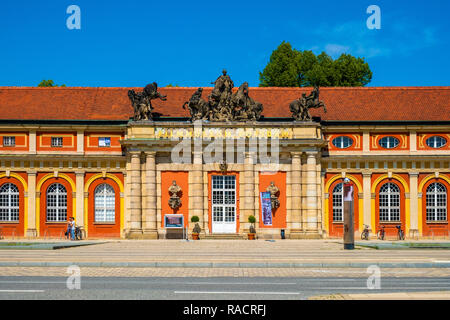 Potsdam, Brandenburg/Deutschland - 2018/07/29: Fassade des Filmmuseum Potsdam Gebäude an der Breite Straße in der historischen Altstadt von Potsdam. Stockfoto