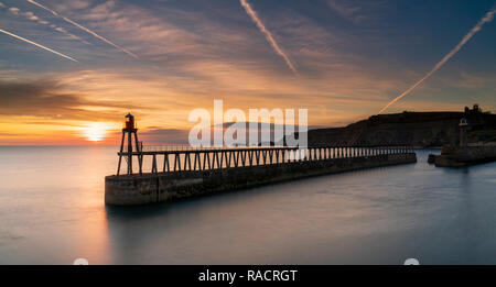 Sonnenaufgang über Whitby Harbour und Fluss Esk Mitte September, Yorkshire, England, Vereinigtes Königreich, Europa Stockfoto