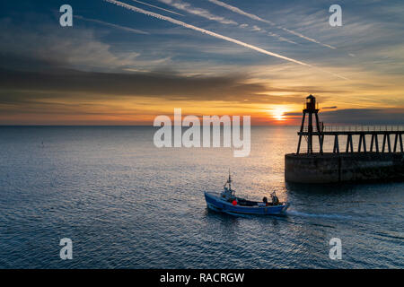 Sonnenaufgang über Whitby Harbour und Fluss Esk Mitte September, Yorkshire, England, Vereinigtes Königreich, Europa Stockfoto