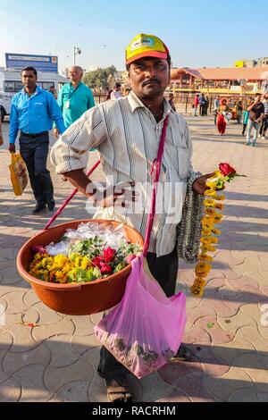 Eine Blume Verkäufer Lächeln und posieren für Fotos/Somnath Tempel/Gujarat-India Stockfoto