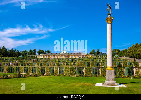 Potsdam, Brandenburg/Deutschland - 2018/07/29: Panoramablick auf das Schloss Sanssouci Sommerpalast und Wein Garten im Park Sanssouci Stockfoto