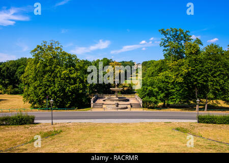 Potsdam, Brandenburg/Deutschland - 2018/07/29: Panoramablick auf den Ruinenberg Hügel mit Rossbrunnen Wasserwerke in der historischen Bornstedt Quartal Po Stockfoto