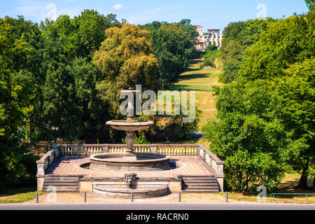 Potsdam, Brandenburg/Deutschland - 2018/07/29: Panoramablick auf den Ruinenberg Hügel mit Rossbrunnen Wasserwerke in der historischen Bornstedt Quartal Po Stockfoto