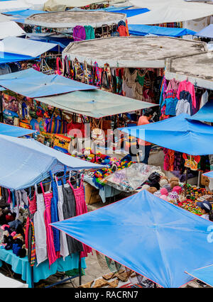 Samstag Kunsthandwerksmarkt, der Plaza de los Ponchos, Erhöhte Ansicht, Otavalo, Provinz Imbabura, Ecuador, Südamerika Stockfoto