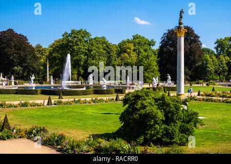 Potsdam, Brandenburg/Deutschland - 2018/07/29: Panoramablick auf den Park Sanssouci terrassierten Weinberg Garten von Sanssouci Summer Palace Stockfoto