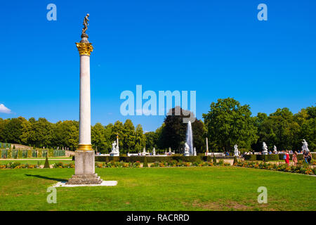 Potsdam, Brandenburg/Deutschland - 2018/07/29: Panoramablick auf den Park Sanssouci terrassierten Weinberg Garten von Sanssouci Summer Palace Stockfoto